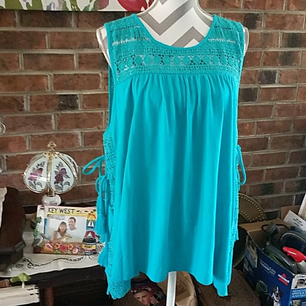 crown and Ivy tank top